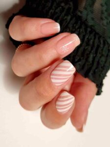 wonderland-nailart-uv-gelfolien-manifix-hand