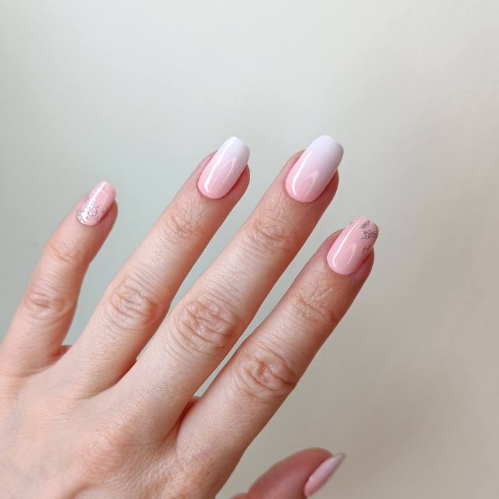 babyoomer-mit-glitzer-uv-nagelfolien-manifix