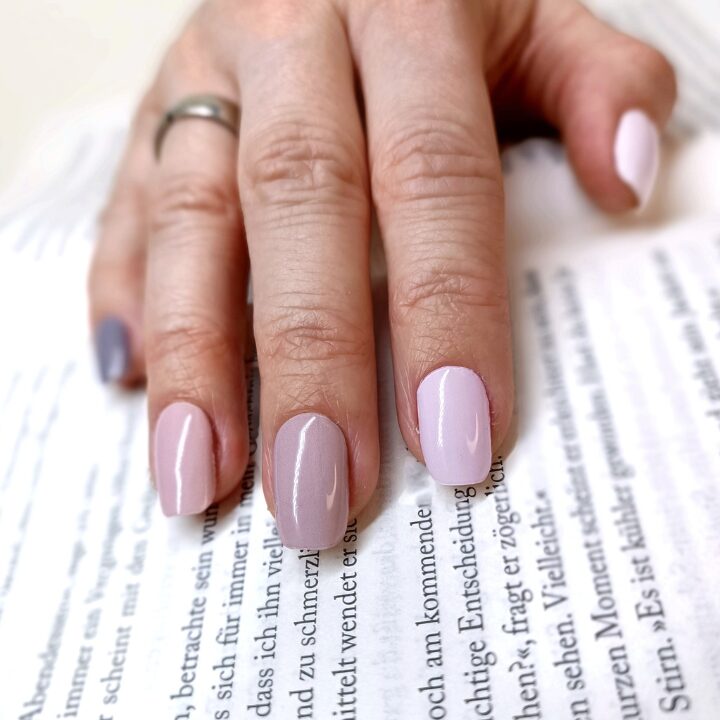 wanna-be-rainbow-uv-nagelfolien-manifix-rainbow-naegel